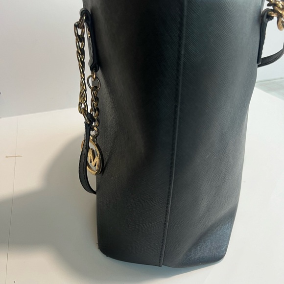 MICHAEL KORS Medium CHAIN LOGO
SHOULDER BAG - Picture 9 of 15